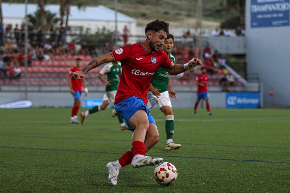 Suspenden el partido del Estepona tras el lanzamiento de objetos al campo - CD Estepona contra CP Cacereno Ekhiotz, jugador del CD Estepona, en el partido contra el CP Cacereño. / JOSELE