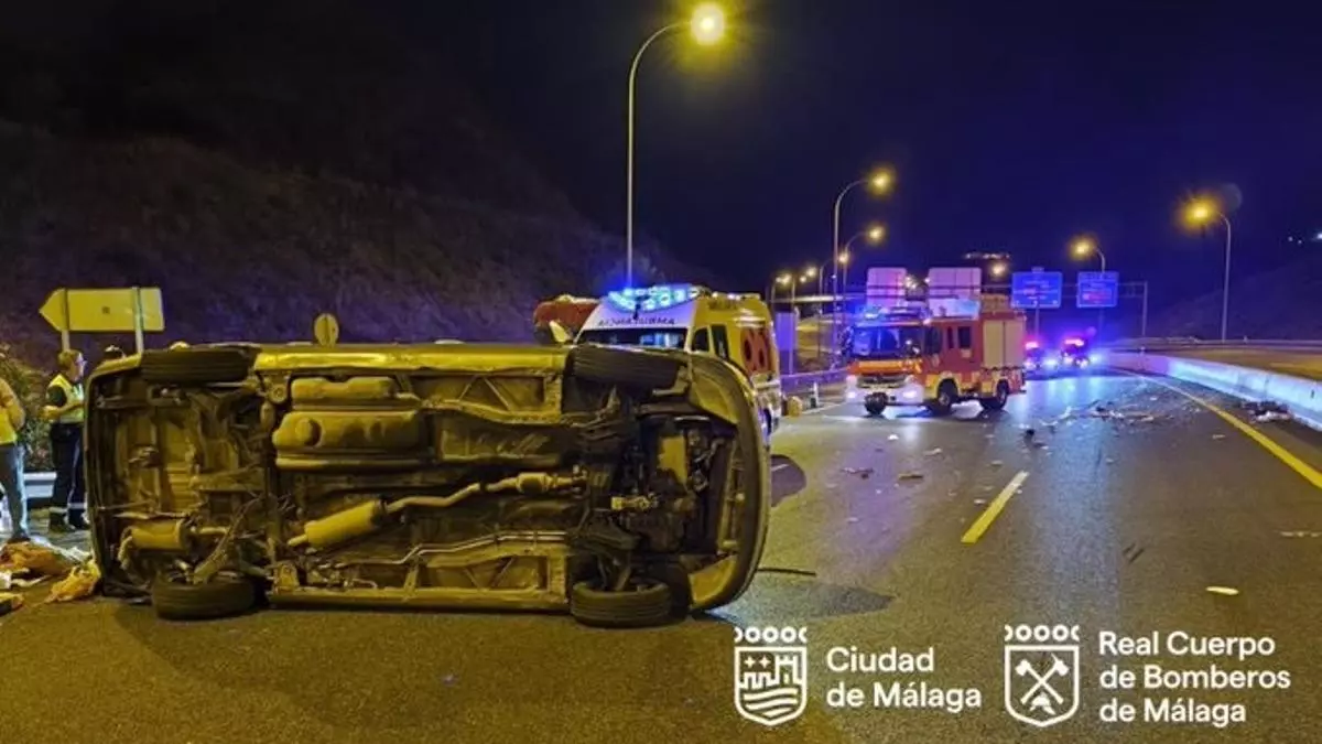 Tres heridos tras volcar un vehículo en la A-7 a su paso por Málaga capital - Eectivos de Bomberos de Malaga intervienen en un accidente de trafico a la altura de la salida de El Limonar sentido Almeria. AYUNTAMIENTO Efectivos de Bomberos de Málaga intervienen en un accidente de tráfico a la altura de la salida de El Limonar. / AYUNTAMIENTO