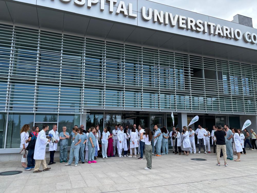 Médicos de Marbella y Málaga se concentran para protestar contra el nuevo Estatuto Marco - HOSPITAL COSTA DEL SOL DE MARBELLA Concentración de médicos en el Hospital Costa del Sol, Marbella