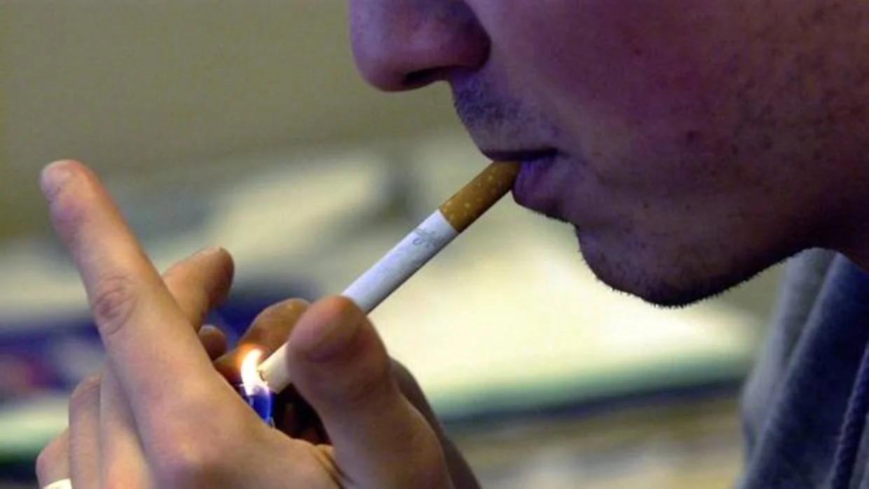 ¿Adiós al cigarro en terrazas? Esto es lo que prohibirá la nueva Ley Antitabaco - Hombre fumando ¿Adiós al cigarro en terrazas? Esto es lo que prohibirá la nueva Ley Antitabaco - Hombre fumando