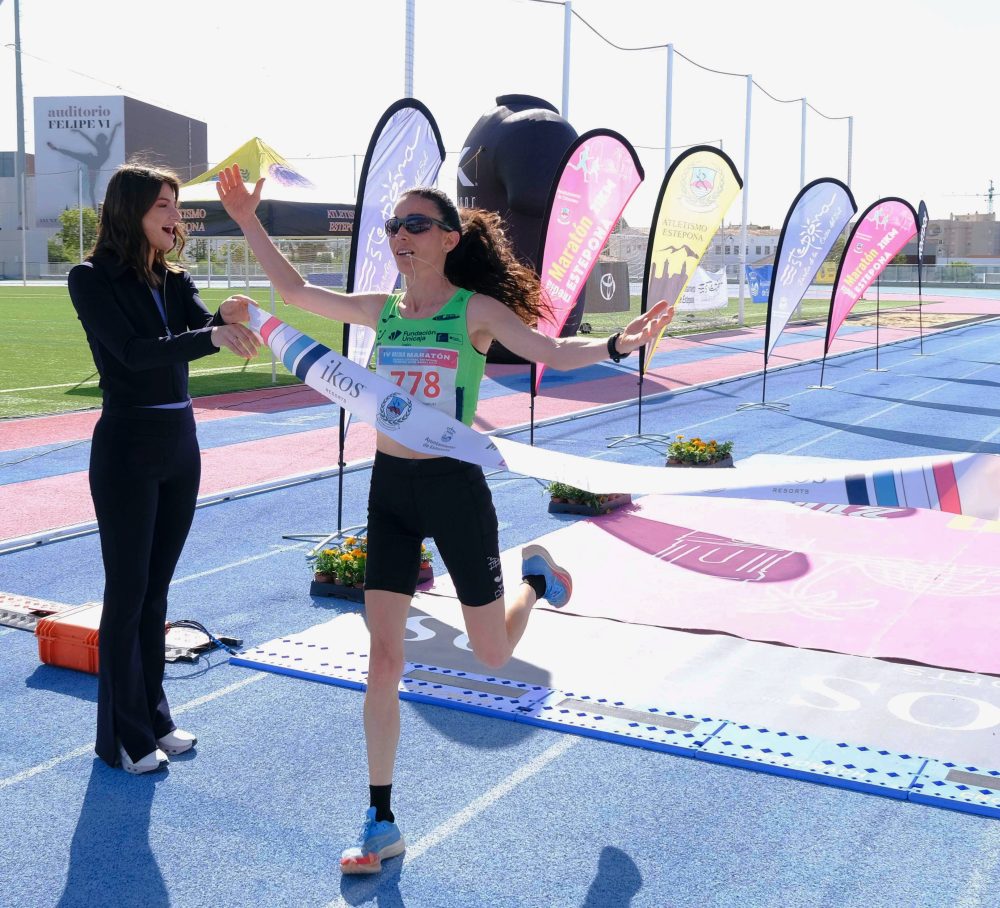 Youness Aithadi y Noelia Valenzuela se proclaman vencedores en la IV Media Maratón Senda Litoral de Estepona - Noelia Valenzuela vencedora absoluta femenina entrando a meta Youness Aithadi y Noelia Valenzuela se proclaman vencedores en la IV Media Maratón Senda Litoral de Estepona - Noelia Valenzuela vencedora absoluta femenina entrando a meta