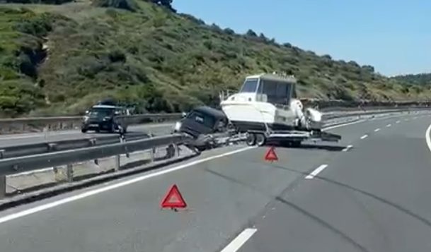 Un coche con una lancha se sale de la vía en la AP-7 a su paso por Casares - accidente via ap7 casares