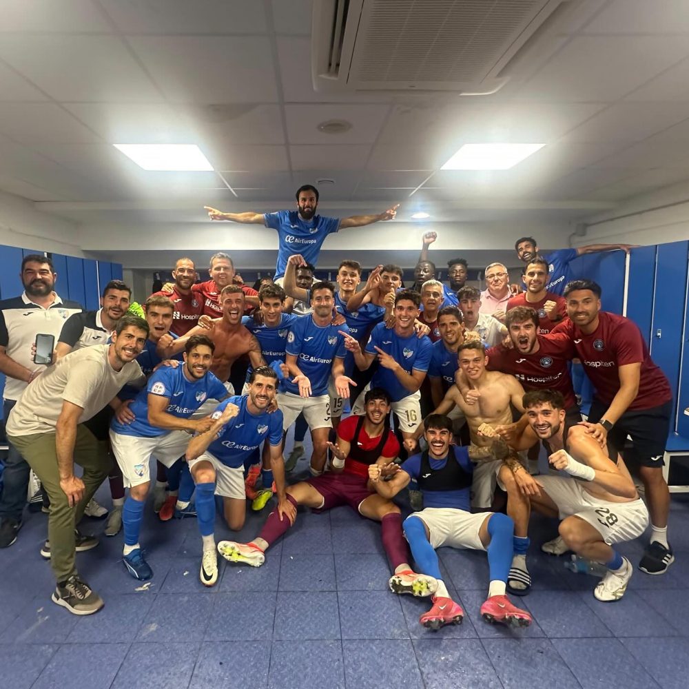 El CD Estepona ya conoce a su rival en la final por el ascenso a 1ª RFEF - cd estepona celebracion Celebración de los jugadores del CD Estepona tras la victoria ante Las Gauna.