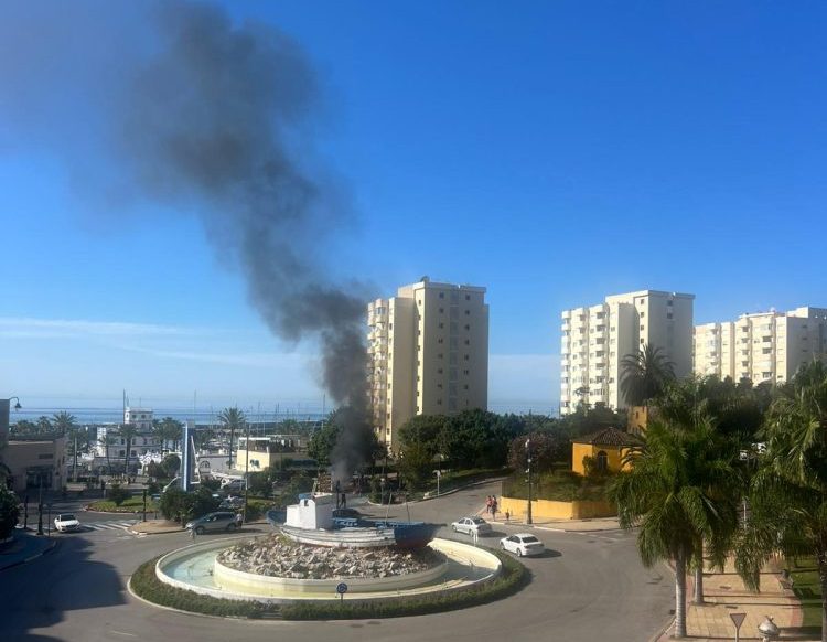 Arde un coche en la entrada del Puerto de Estepona - coche arde estepona e1748335179546 Foto de la zona con el coche ardiendo.