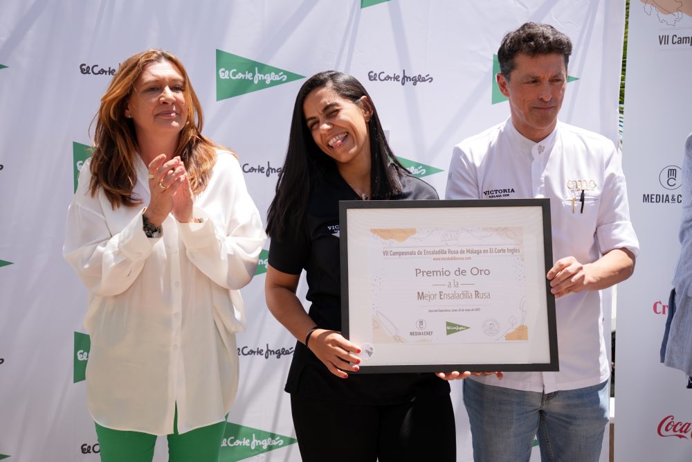 Esta es la mejor ensaladilla rusa de Málaga en 2025… y puedes probarla aquí - concurso rusa entrega y gente00025 Mariano Rodríguez Sánchez recibiendo el premio a la mejor ensaladilla malagueña 2025