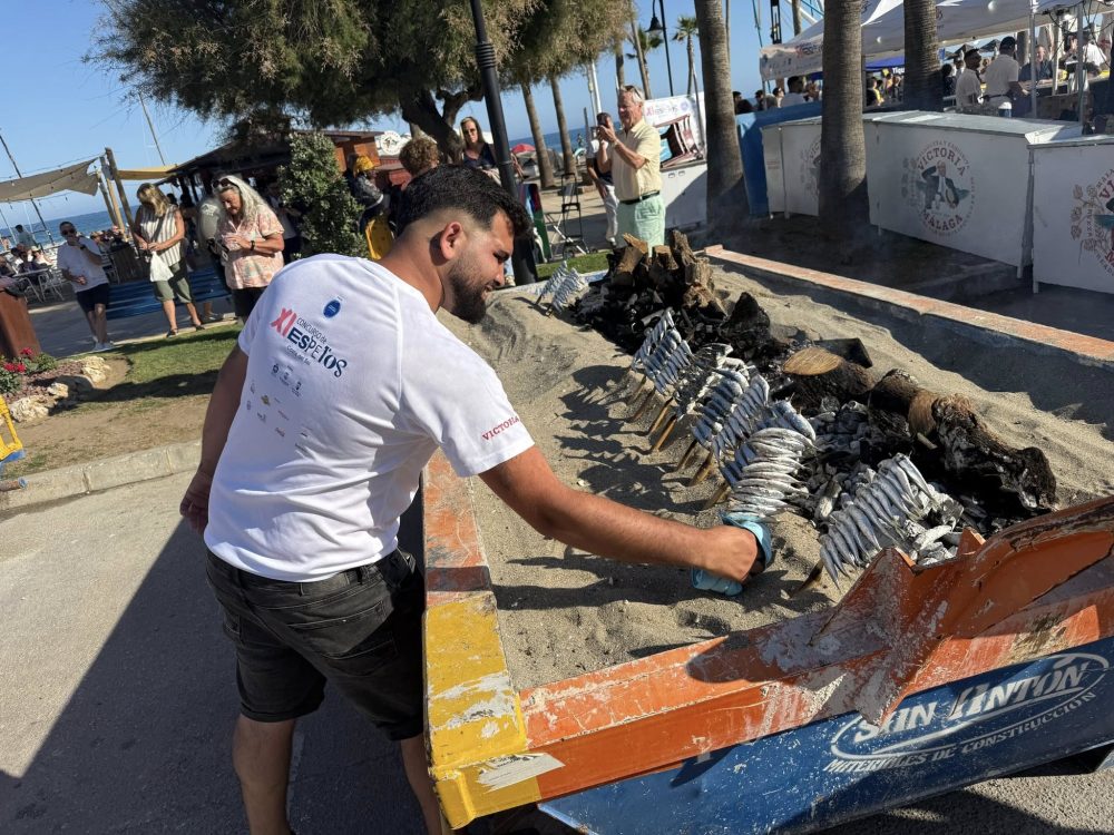 Sardinas, tradición y mucho sabor: así fue la semifinal de espetos en La Cala de Mijas - espetos mijas Semifinal occidental del XI Concurso de Espetos de la Costa del Sol 2025
