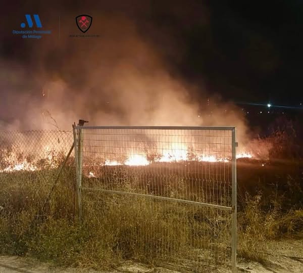 Un incendio en una parcela de Torremolinos obliga a intervenir a los bomberos de madrugada - incendio parcela torremolinos Imagen del incendio en Torremolino