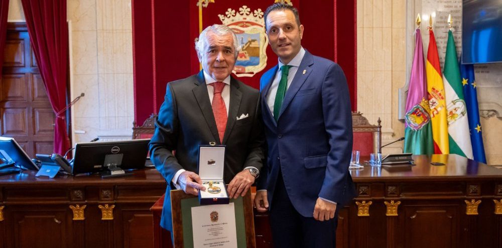 El Colegio de Médicos de Málaga recibe la Medalla de la Ciudad y es nombrado Hijo Predilecto - juan merino pedro navarro e1748506906908 El Colegio de Médicos de Málaga recibe la Medalla de la Ciudad y es nombrado Hijo Predilecto - juan merino pedro navarro e1748506906908