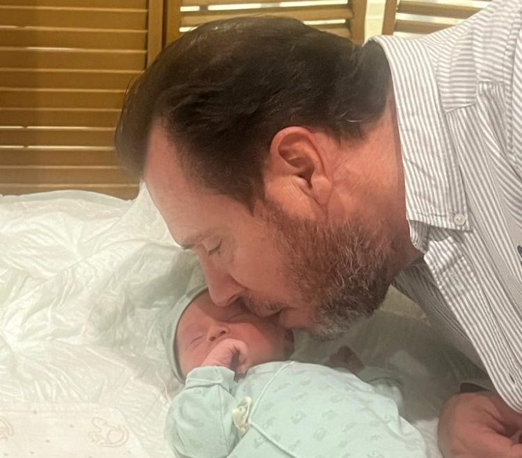 Óscar Puente celebra el nacimiento de su tercer hijo tras un parto de 34 horas - oscar puente padre e1747215405381 Óscar Puente celebra el nacimiento de su tercer hijo tras un parto de 34 horas - oscar puente padre e1747215405381