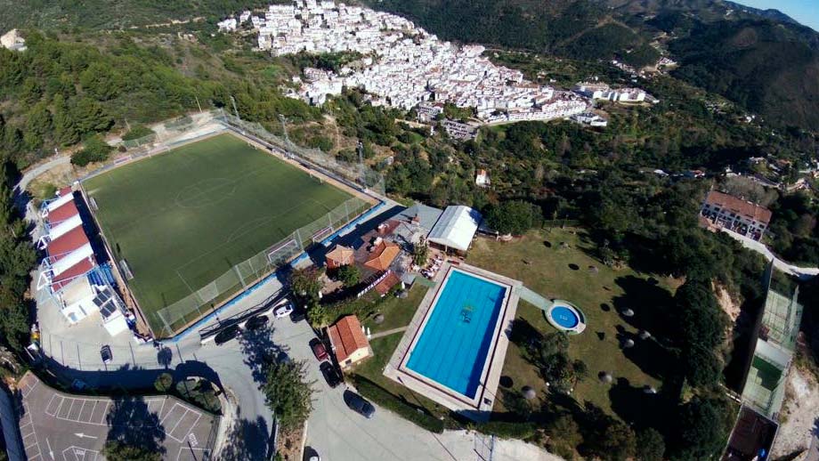 Así puedes apuntarte a la campaña de Natación para Adultos 2026 en Ojén - piscina municipal ojen Vista aérea de la piscina municipal de Ojén.