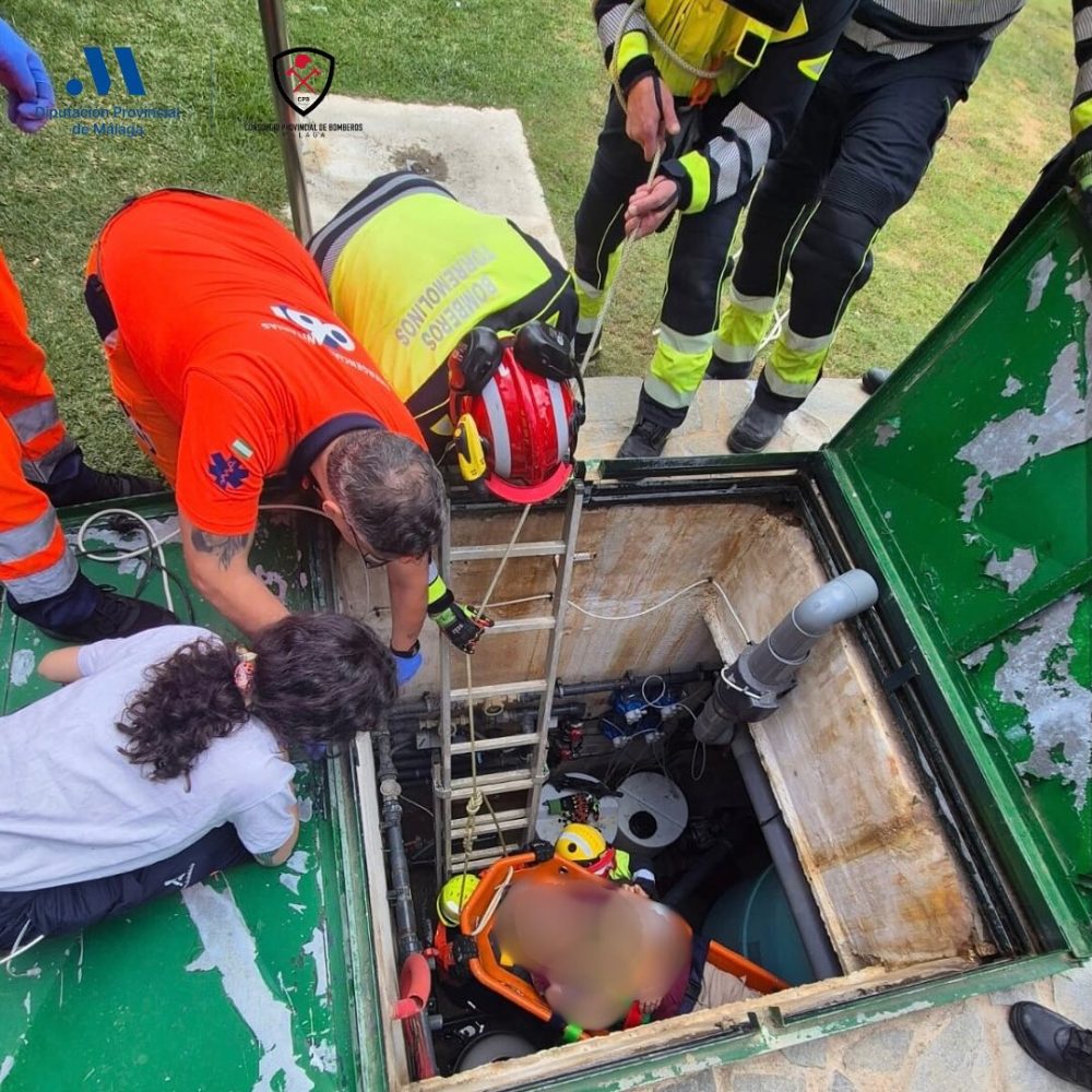 Rescatado un operario tras caer a un aljibe de cuatro metros en Torremolinos - resc Rescatado un operario tras caer a un aljibe de cuatro metros en Torremolinos - resc