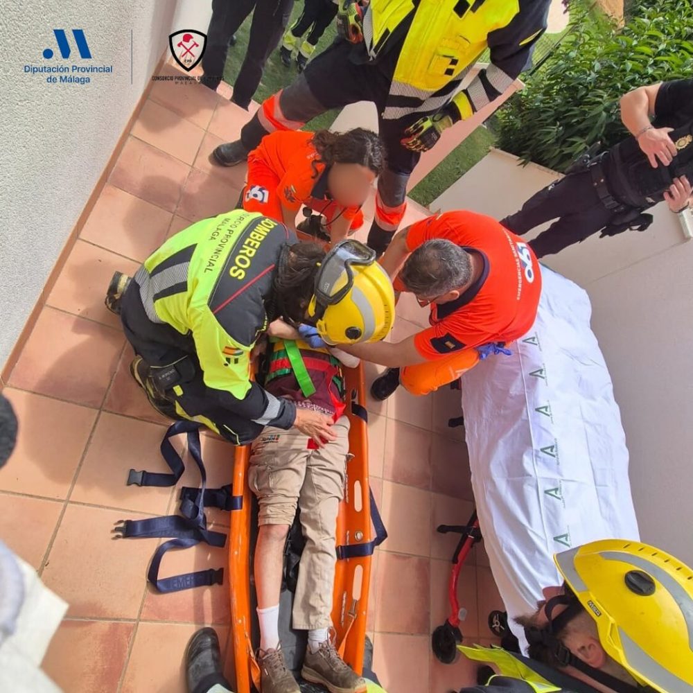 Rescatado un operario tras caer a un aljibe de cuatro metros en Torremolinos - rescate torremolinos Rescatado un operario tras caer a un aljibe de cuatro metros en Torremolinos - rescate torremolinos