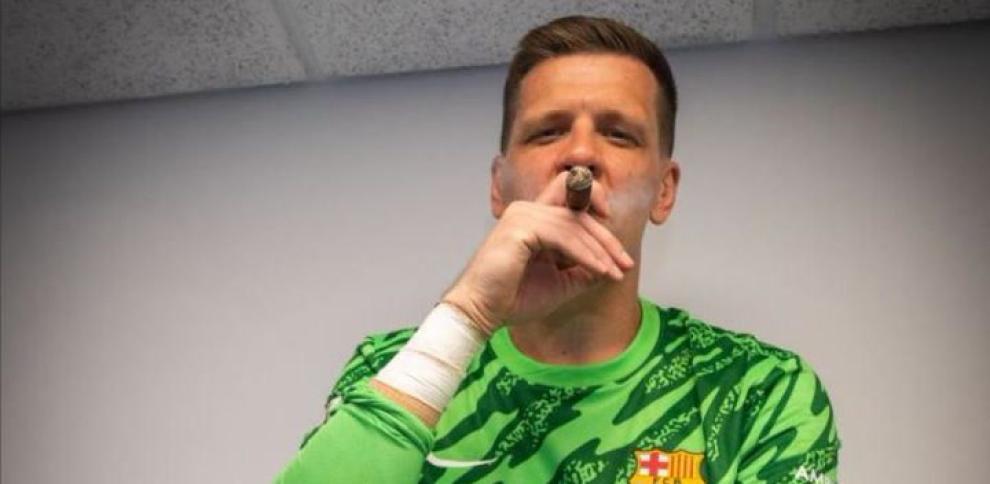 Szczesny sopesa su futuro entre la renovación con el Barça y la vida en la soleada Marbella - szczesny Szczesny fumándose un puro durante la celebración de LaLiga/Mundo Deportivo