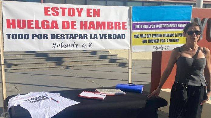 Yolanda, una de las vecinas afectadas por el desahucio en Torremolinos, inicia una huelga de hambre - yolanda huelga de hambre e1748252762245 Yolanda ante las puertas del Ayuntamiento de Torremolinos.