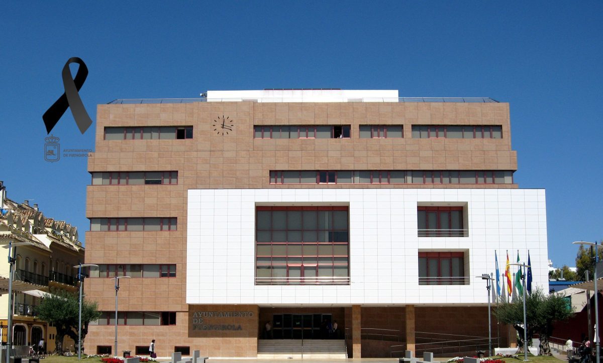 Fuengirola guardará un minuto de silencio por la mujer asesinada a martillazos por su pareja - Ayuntamiento Fuengirola Lazo Negro e1750363132766 Ayuntamiento Fuengirola Luto
