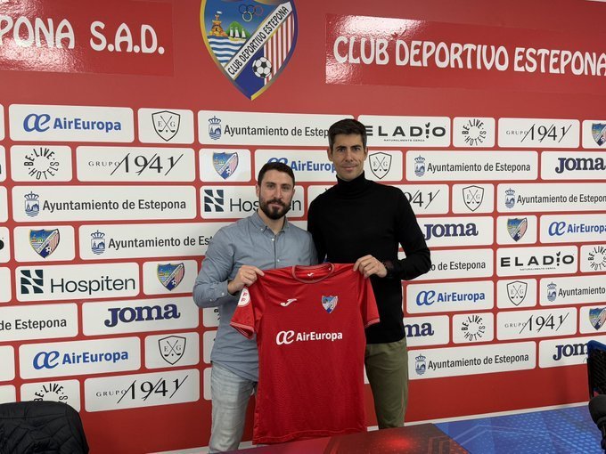 Carlos Cura dice adiós al CD Estepona - Carlos Cura despedida Carlos Cura junto al director deportivo Miguel de Hita en su presentación como entrenador. / D.MACÍAS