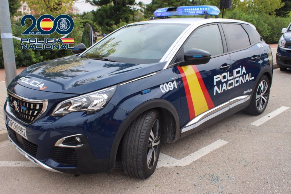 La autopsia descarta una muerte violenta de la joven hallada en Puerto de la Torre, Málaga - Coche Policia Nacional Coche Policía Nacional