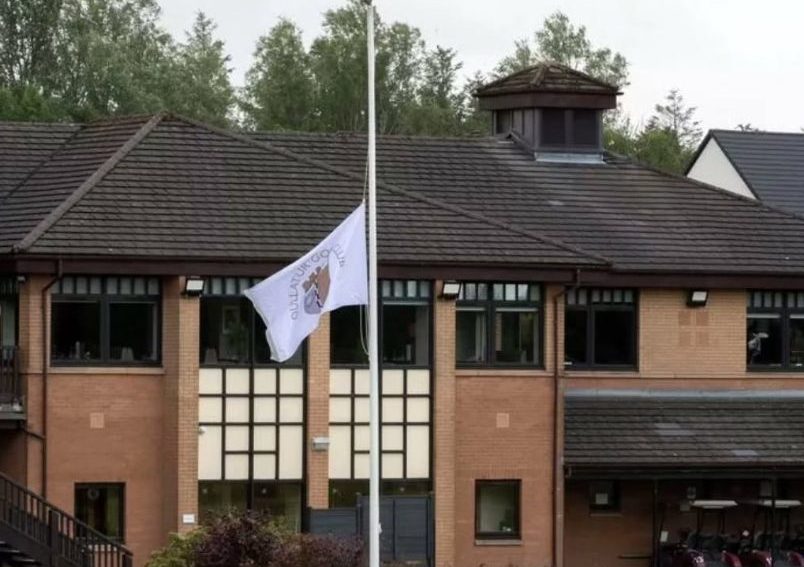 Un club de golf de Escocia iza la bandera a media asta por los dos mafiosos asesinados en Fuengirola - Dullatur Golf Club e1750689712771 Un club de golf de Escocia iza la bandera a media asta por los dos mafiosos asesinados en Fuengirola