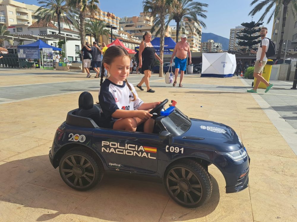 Gran éxito de la segunda edición de la Carrera Solidaria Ruta 091 en Fuengirola - Fuengirola nina vehiculo policial Gran éxito de la segunda edición de la Carrera Solidaria Ruta 091 en Fuengirola - Fuengirola nina vehiculo policial