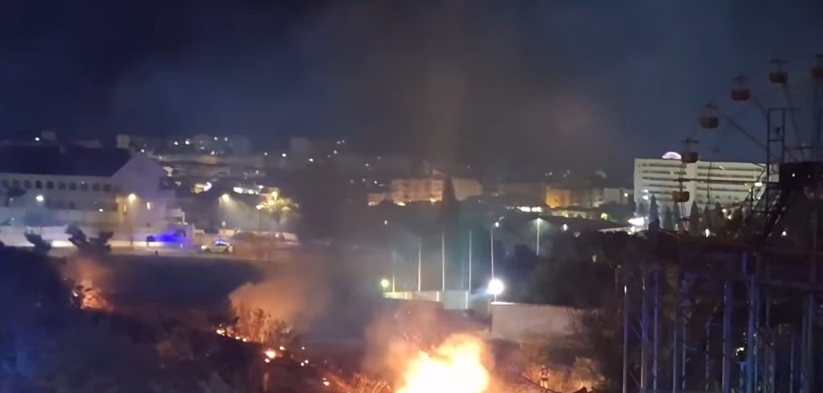 Incendio Tívoli World: las llamas arrasan una zona colindante al parque de atracciones de Benalmádena - Incendio Tivoli World Incendio Tivoli World