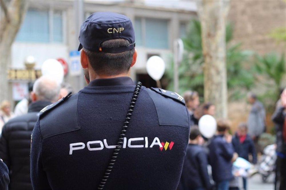 Investigan el ataque con una botella rota a un joven en el Real de la Feria de Málaga - Recurso policia Investigan el ataque con una botella rota a un joven en el Real de la Feria de Málaga