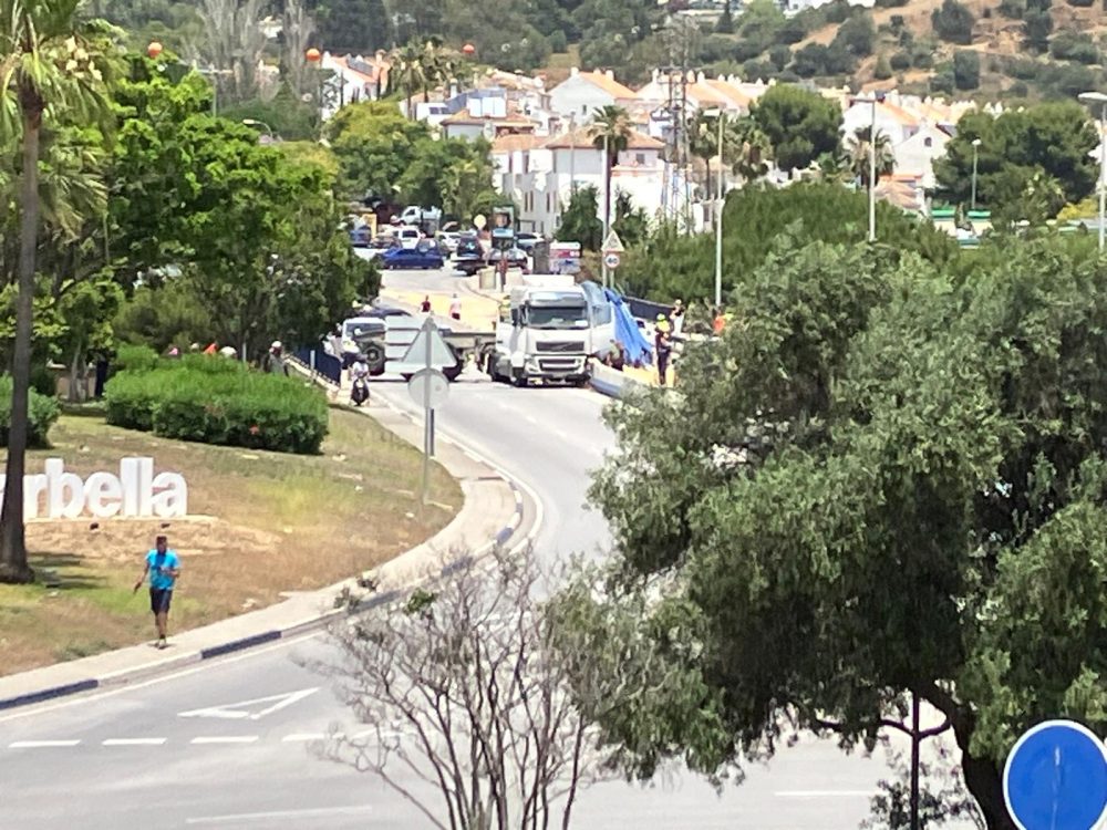 Caos en Marbella por el vuelco de un camión con arena en la bajada de Ojén - Vuelco camion arena marbella bajada ojen Vuelco Camión Arena Marbella Bajada Ojen