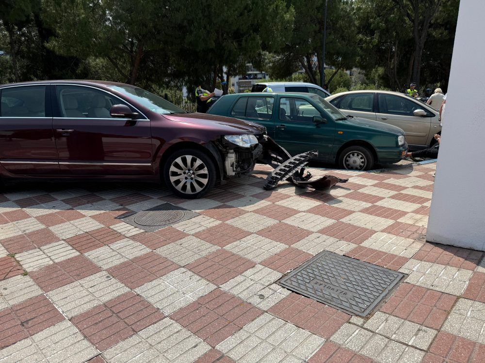 Un coche se salta un stop en Marbella y atropella a un motorista - accidente marbella stop Un coche se salta un stop en Marbella y atropella a un motorista - accidente marbella stop