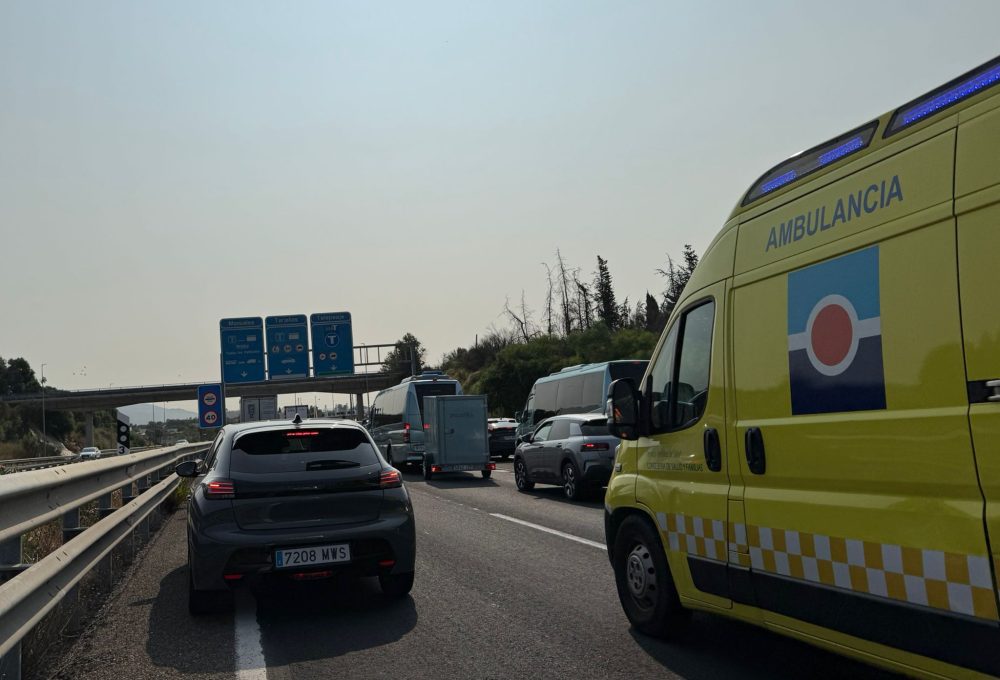 Un camión pierde su carga de vidrio en Estepona y provoca grandes retenciones en la A-7 y la AP-7 - atasco ap7 peaje marbella Un camión pierde su carga de vidrio en Estepona y provoca grandes retenciones en la A-7 y la AP-7 - atasco ap7 peaje marbella