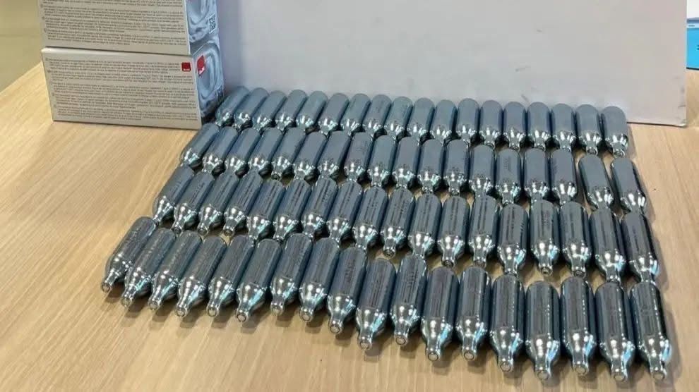 Pillado con 120 botellas del ‘gas de la risa’ tras huir de la Policía en Mijas - botellas gas risa oxido Botellas de óxido nitroso intervenidas en Mijas