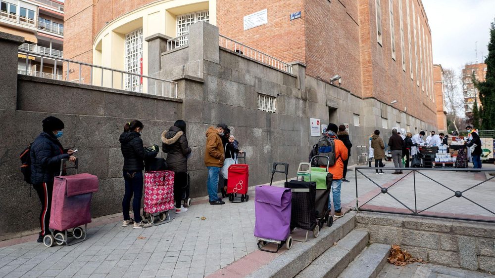 Un tercio de las familias andaluzas con hijos sobrevive con menos de 2.000 euros al mes - colas caritas rtve Un tercio de las familias andaluzas con hijos sobrevive con menos de 2.000 euros al mes - colas caritas rtve