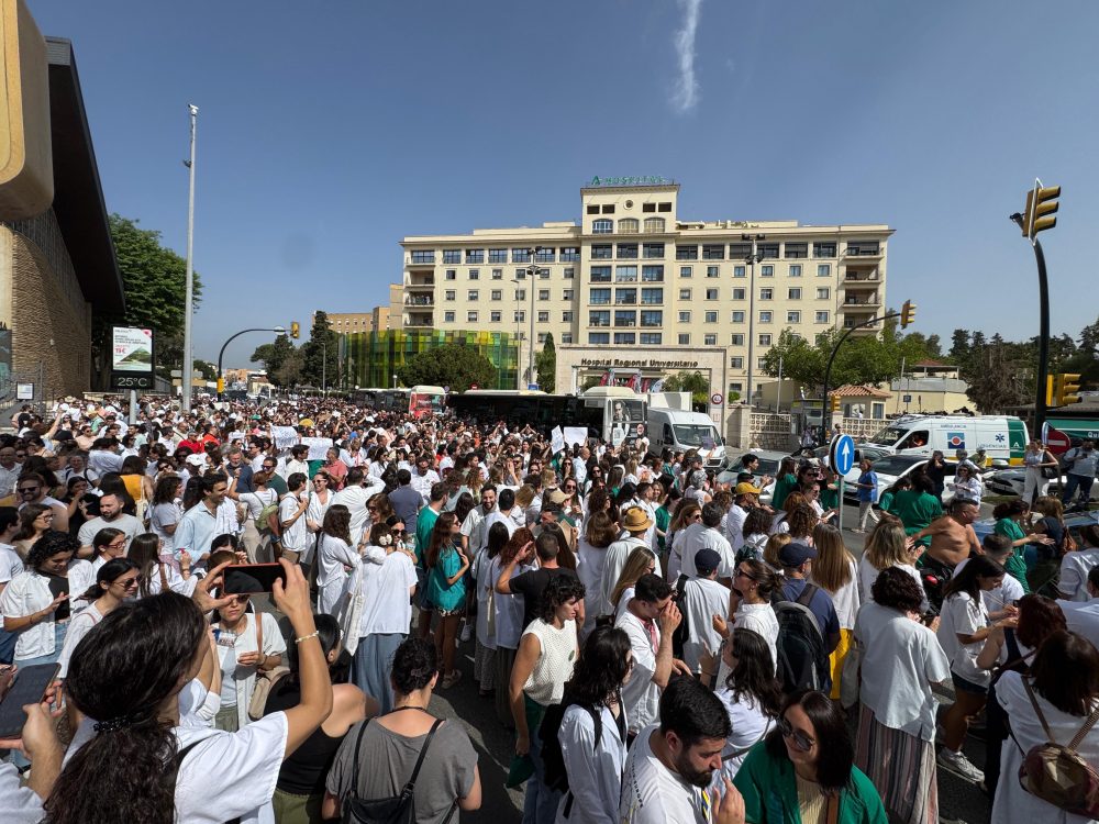 El 95% de los médicos de Málaga secundan la huelga contra el borrador del Estatuto Marco - huelga medicos malaga estatuto marco Médicos manifestándose en Málaga contra el Estatuto Marco