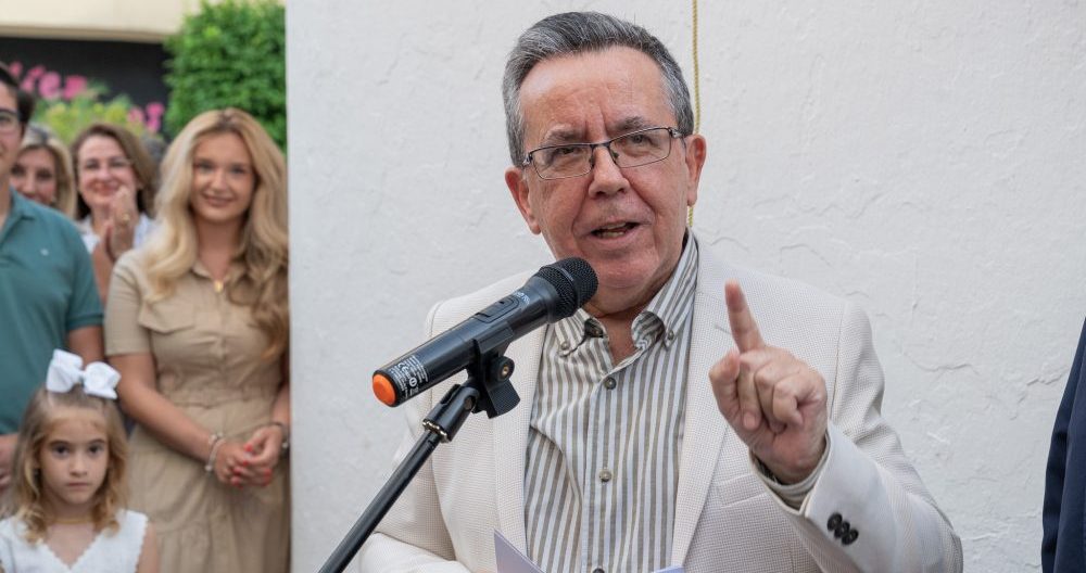 Juanma Herrera ya tiene su calle en Estepona como homenaje a su legado en la radio local - juanma herrera estepona 1 e1749716165294