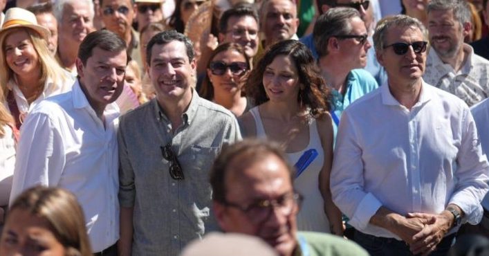 El PP se moviliza en Málaga el 15 de junio con Feijóo y Juanma Moreno contra el “Ejecutivo corrupto” de Pedro Sánchez - juanma moreno ayuso feijoo e1749479992629 El PP se moviliza en Málaga el 15 de junio con Feijóo y Juanma Moreno contra el “Ejecutivo corrupto” de Pedro Sánchez - juanma moreno ayuso feijoo e1749479992629