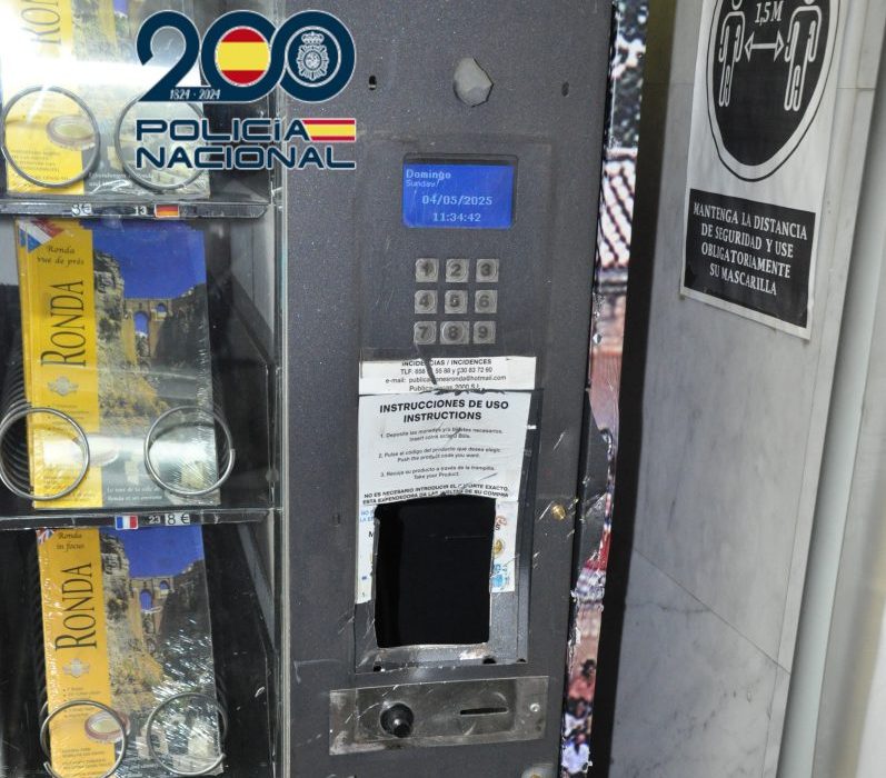 Detenida una pareja en Ronda por el robo de varias máquinas expendedoras en un parking - maquina expendedora parking ronda e1750675979903 Detenida una pareja en Ronda por el robo de varias máquinas expendedoras en un parking