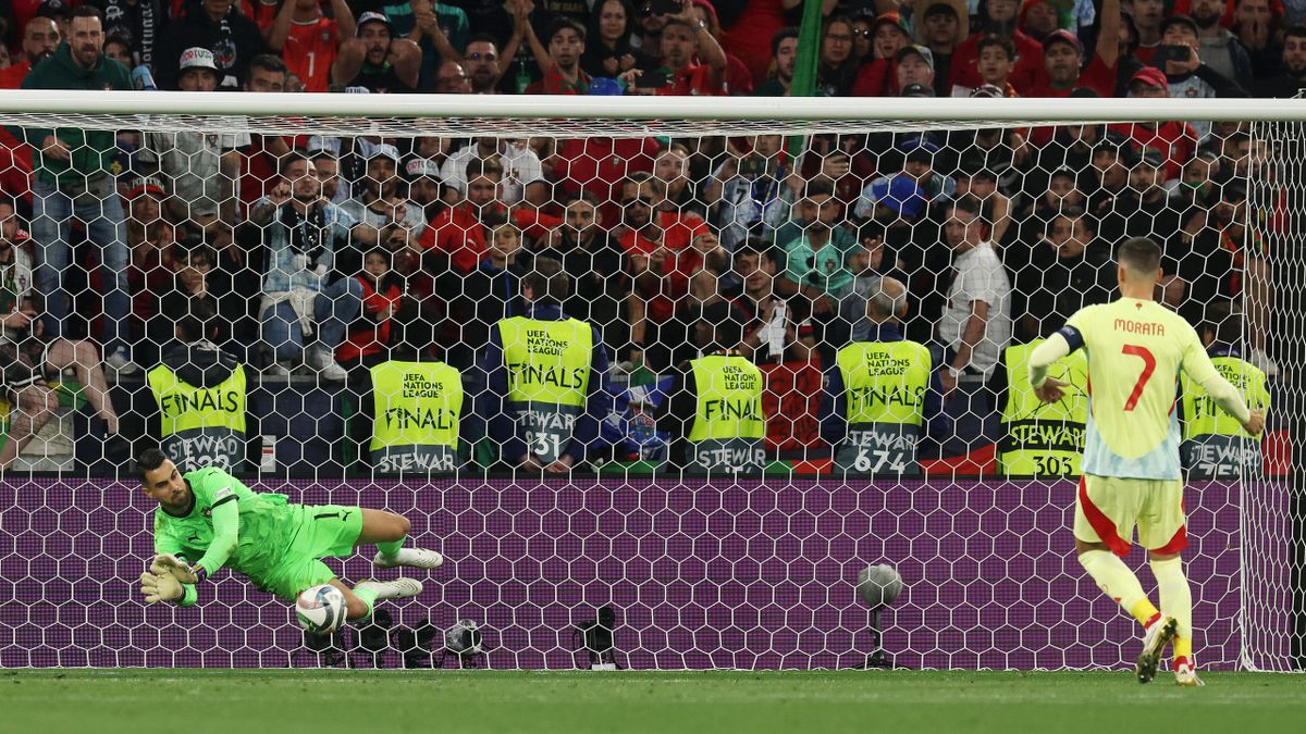 Detenido un joven en Málaga por amenazar de muerte a un futbolista y a su familia en redes sociales - morata penalti portugal morata penalti portugal