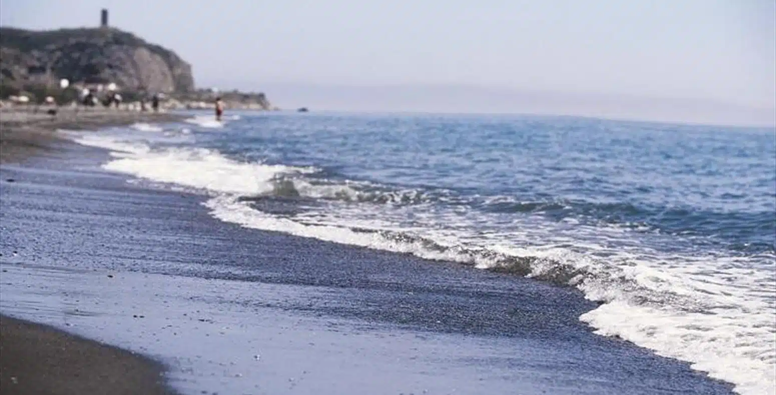 Un hombre de 47 años muere ahogado en una playa de Vélez-Málaga - playa benajarafe velez malaga playa benajarafe velez-malaga