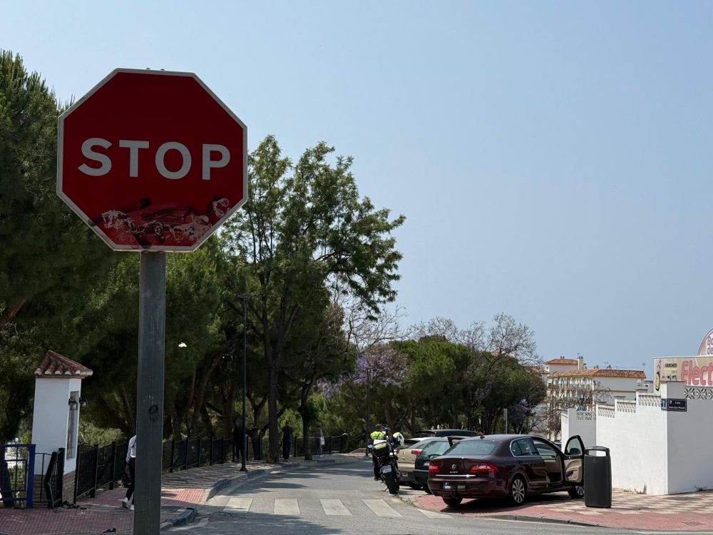 Un coche se salta un stop en Marbella y atropella a un motorista - stop accidente marbella Un coche se salta un stop en Marbella y atropella a un motorista - stop accidente marbella