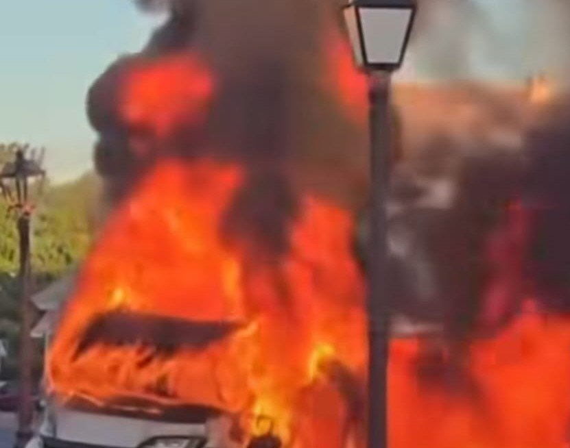 Una autocaravana sale ardiendo en Estepona - Autocaravana ardiendo Autocaravana ardiendo esta mañana