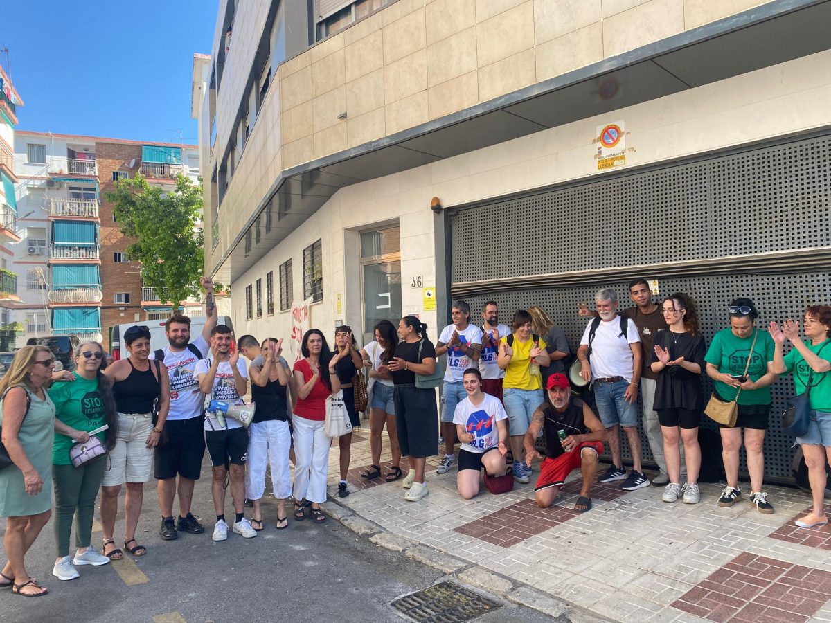 El Calvario sigue en pie: vecinos denuncian irregularidades en el nuevo alquiler social de Sareb - Celebracion Vecinos Calvario Torremolinos Desahucio Celebración de los vecinos de El Calvario tras enterarse de la paralización del desahucio/E Castillejo