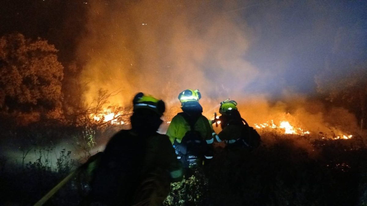 Infoca da por controlado el incendio en Montecorto - Incendio Montecorto Bomberos intervienen en el incendio en Montecorto