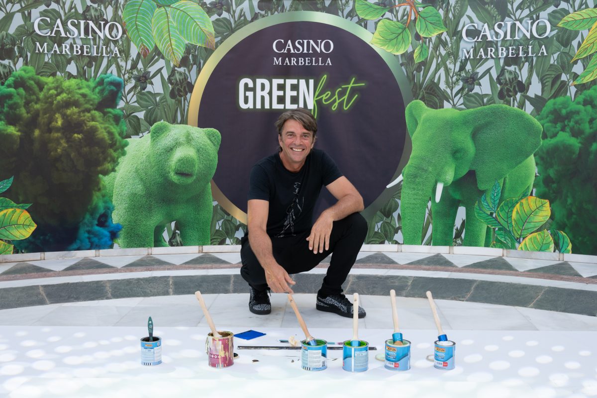 Verde que te quiero verde: Casino Marbella estrena verano con música, arte y mojitos - Live painting by Curro Leyton Live painting by Curro Leyton