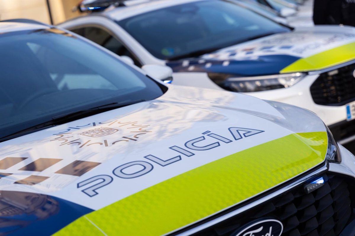 La agarró por el cuello y la empujó contra los buzones: Detenido un joven por agredir a su pareja en Málaga - Policia Local Malaga Policía Local Málaga