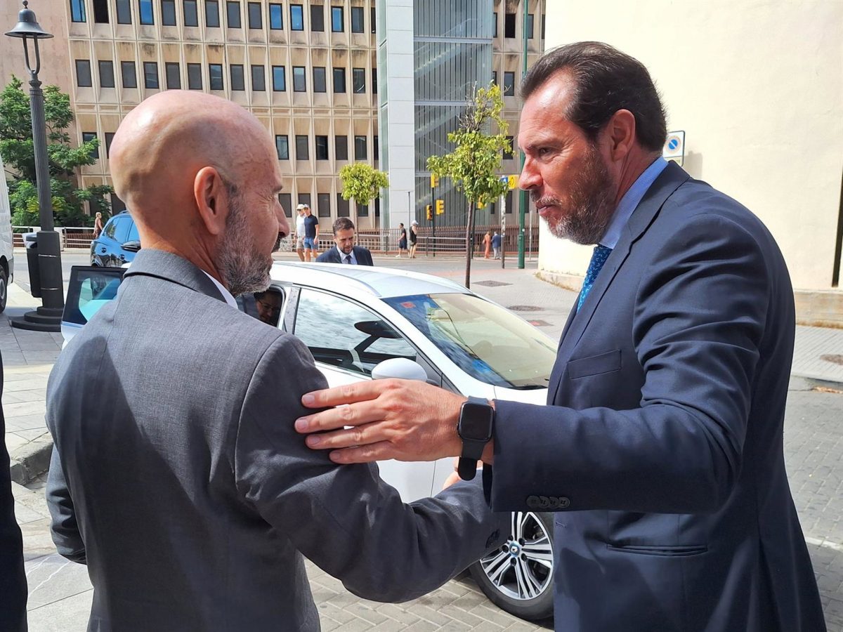 Subdelegado destaca "compromiso" del Gobierno con Málaga detallada por Puente "con datos e inversiones reales" - Salas y Puente El subdelegado del Gobierno en Málaga, Javier Salas, y el ministro de Transportes y Movilidad Sostenible, Óscar Puente