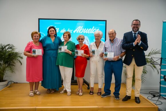 Torremolinos reconoce a cinco mayores del municipio en el Día de los Abuelos - Torremolinos Dia Abuelos Alcaldesa Torremolinos homenajeados Día Abuelos