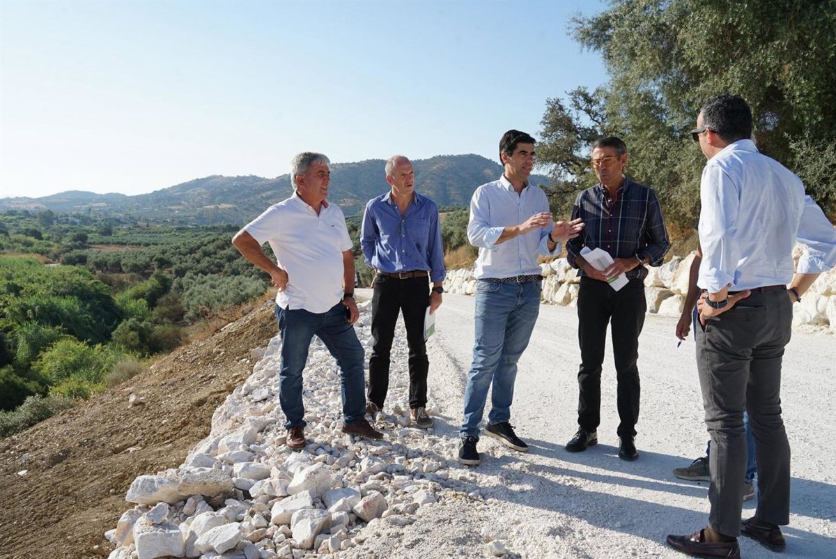 La Junta destina más de 237.000 euros en obras de emergencia en 5 caminos de Coín - Visita obras caminos Coin Delegado territorial Agricultura, Pesca, Agua y Desarrollo Rural Junta Málaga, Fernando Fernández Tapia-Ruano, visita camino Alozaina junto alcalde Coín, Francisco Santos