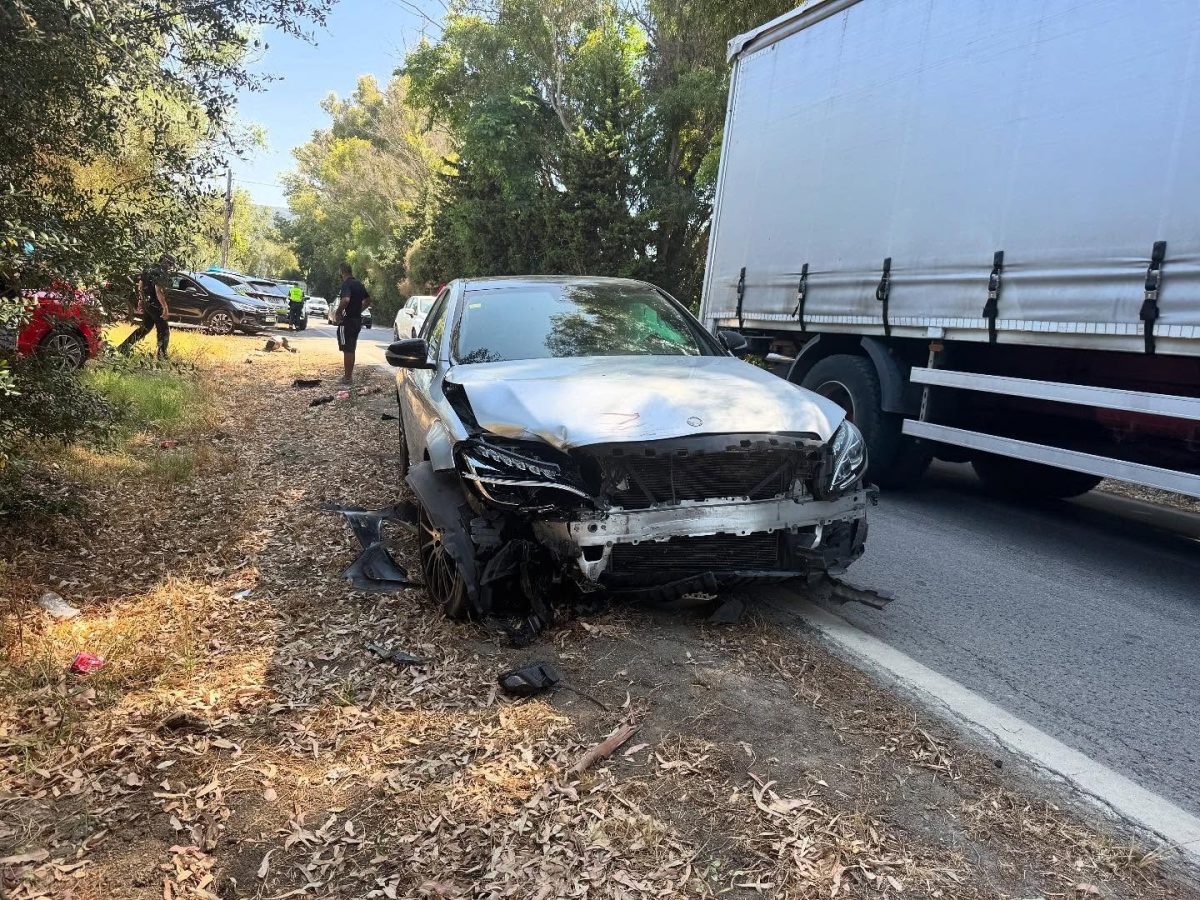 Nuevo accidente en la A-2102 de Casares tras una colisión entre dos vehículos - accidente casares accidente casares