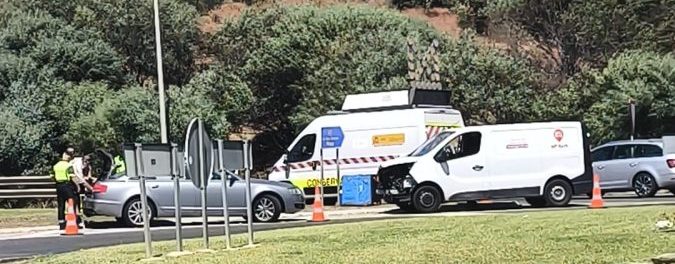 Un hombre de 83 años resulta herido en un accidente entre una furgoneta y un turismo en Estepona - accidente estepona avenida del carmen e1752247682290 accidente estepona avenida del carmen