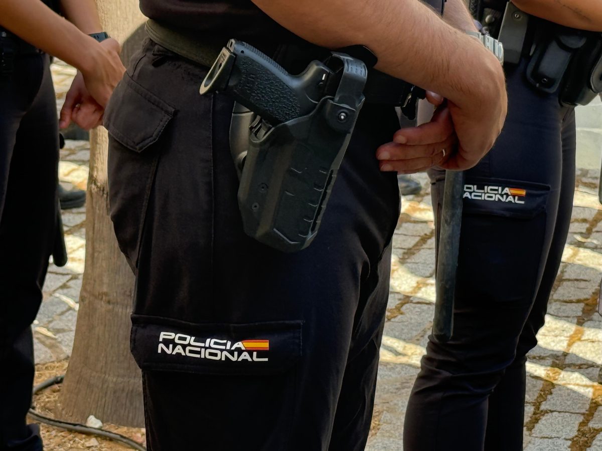 Desarticulada una banda que robaba móviles con violencia en el Parque Litoral de Málaga - arma policia nacional arma policia nacional