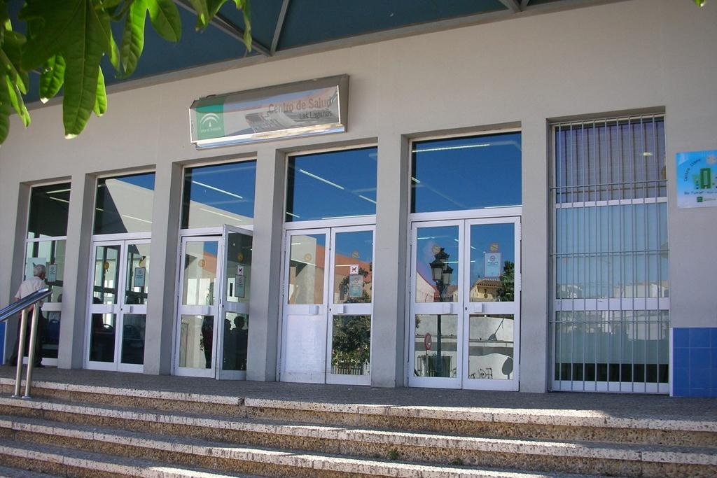 Dos horas críticas en Urgencias de Las Lagunas: un paciente amenaza con cuchillos a una enfermera y otra golpea a una médica - articulos 576892 Centro de Salud Las Lagunas, Mijas.
