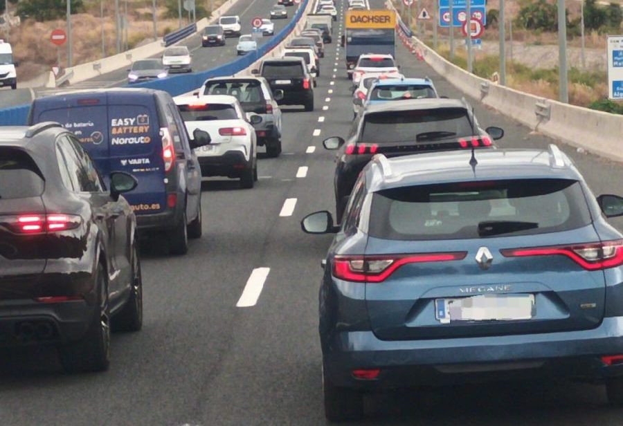 PP y PSOE se acusan de boicot y tomadura de pelo tras la mesa de movilidad - atasco a7 marbella e1753438027119 atasco a7 marbella
